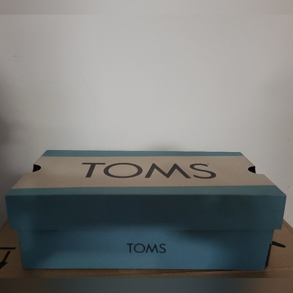 Tom's Shoes - Picture 1 of 6